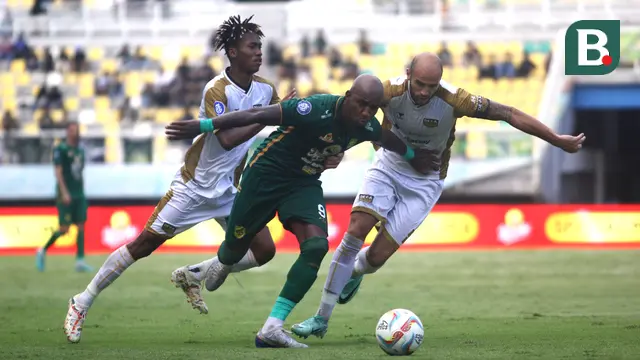 Pemain Persebaya, Paulo Henrique, dikepung dua penggawa Dewa United, Alta Ballah dan Risto Mitrevski, pada lanjutan BRI Liga 1 2023/2024 hari Selasa (16/04/2024). (Aditya Wani/Bola.com)