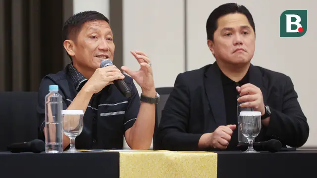 Ketua Persatuan Sepak Bola Seluruh Indonesia (PSSI), Erick Thohir dan Direktur Utama PT Liga Indonesia Baru (LIB) Ferry Paulus, memberikan keterangan saat jumpa pers di Menara Danareksa, Jakarta Pusat, Kamis (20/6/2024). (Bola.com/M Iqbal Ichsan)