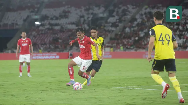Marselino Ferdinan beraksi bersama Oxford United melawan Liga Indonesia All Stars pada fase Grup A Piala Presiden 2025 di SUGBK, Jakarta, Minggu (6/7/2025). (Bola.com/M. Iqbal Ichsan)