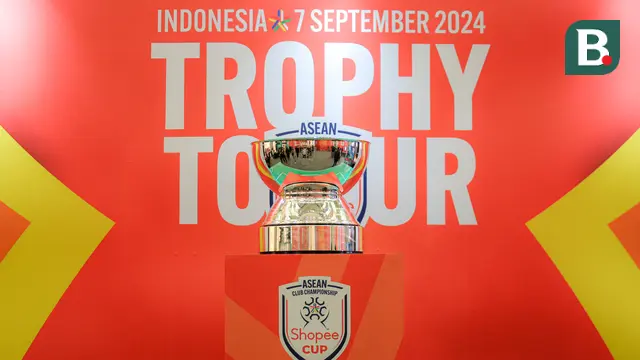 Wujud trofi ASEAN Club Championship Shopee Cup 2024 dalam acara trophy tour di LOTTE Shopping Avenue, Event Atrium, Jakarta Selatan pada Sabtu (07/09/2024). (Bola.com/Bagaskara Lazuardi)