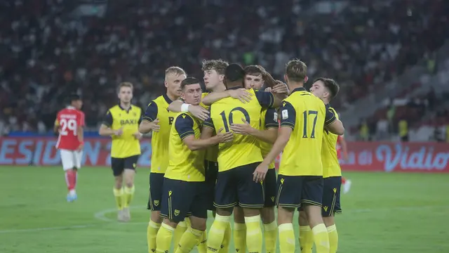 Selebrasi skuad Oxford United dalam laga Piala Presiden 2025 versus Liga Indonesia All Star di Stadion Utama Gelora Bung Karno, Minggu (6/7/2025). (Muhammad Iqbal ichsan)