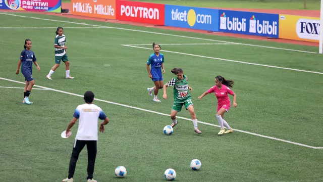 Para peserta HYDROPLUS Piala Pertiwi U14 & U16 2025 All Stars melakukan official training di lapangan Supersoccer Arena, Kudus pada Minggu, 6 Juli 2025. Sebanyak 16 tim terbaik dari 16 regional di Pulau Jawa dan luar Pulau Jawa akan bertanding memperebutkan podium juara pada turnamen yang digelar pada 7-13 Juli 2025. (dok. Bakti Olahraga Djarum Foundation)