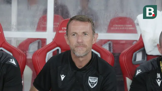 Pelatih Oxford United, Gary Rowett, memimpin anak asuhnya menghadapi Liga Indonesia All Star pada laga pertama Grup A Piala Presiden 2025 di Stadion Utama Gelora Bung Karno (SUGBK), Jakarta, Minggu (6/7/2025) malam WIB. Dalam duel tersebut, Oxford menang 6-3 atas Indonesia All Star. (Bola.com/Muhammad Iqbal Ichsan)
