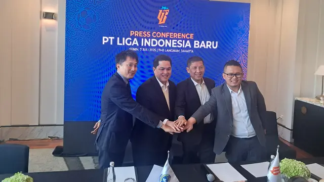 Ketum PSSI, Erick Thohir, dan petinggi PT LIB saat acara pengangkatan Takeyuki Oya sebagai GM Kompetisi dan Operasional PT LIB di Hotel The Langham, Jakarta Selatan, Senin (7-5-2025). (Bola.com/Muhammad Adi Yaksa)