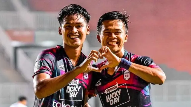 Septian Satria Bagaskara dan Edo Febriansyah saat memperkuat Persik Kediri. (Bola.com/Gatot Sumitro)
