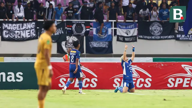Striker PSIM Yogyakarta, Rafinha melakukan selebrasi setelah mencetak gol lewat tendangan bebas ke gawang Bhayangkara FC dalam laga final Pegadaian Liga 2 2024/2025 yang digelar di Stadion Manahan, Solo, Jawa Tengah, Rabu (26/2/2025). (Bola.com/Abdul Aziz)