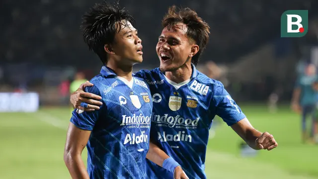 Selebrasi pemain Persib Bandung, Edo Febriansyah (kiri) bersama Rezaldi Hehanussa setelah mencetak gol ketiga timnya ke gawang Bali United pada laga leg kedua semifinal Championship Series BRI Liga 1 2023/2024 di Stadion Si Jalak Harupat, Soreang, Kabupaten Bandung, Sabtu (18/5/2024). (Bola.com/Abdul Aziz)