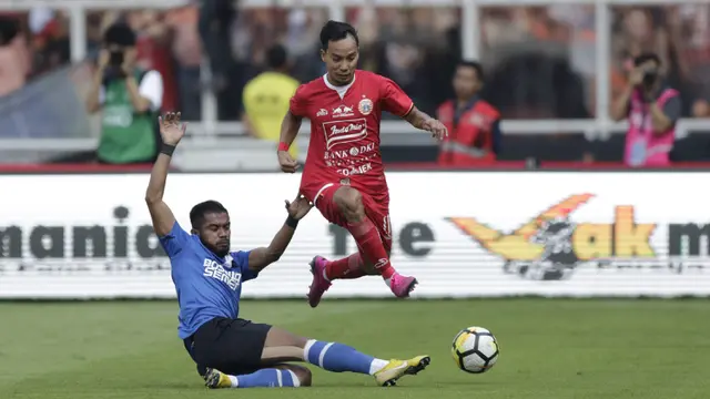 Gelandang Persija Jakarta, Novri Setiawan, berusaha melewati gelandang PSM Makassar, Zulham Zamrun, pada laga Piala Indonesia 2019 di SUGBK, Jakarta, Minggu (21/7). Persija menang 1-0 atas PSM. (Bola.com/M Iqbal Ichsan)