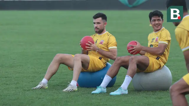 Skuad Madura United sedang menjalani sesi latihan jelang musim baru Liga 1 2025/2026 yang berubah nama menjadi Super League pada Senin 7 Juli 2025. (Wahyu Pratama/Bola.com)