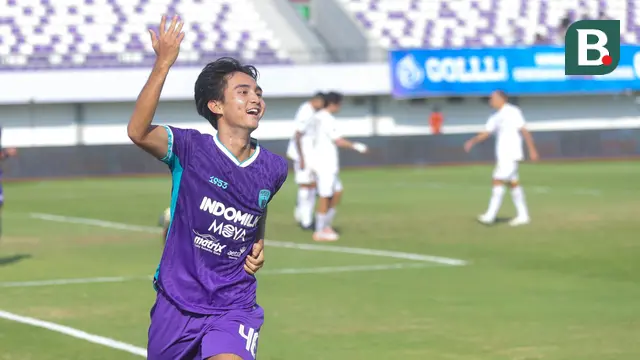 Pemain Persita Tangerang, Yardan Yafi melakukan selebrasi setelah mencetak gol pembuka ke gawang Arema FC dalam laga lanjutan BRI Liga 1 2024/2025 di Indomilk Arena, Tangerang, Minggu (20/04/2025) WIB. (Bola.com/M Iqbal Ichsan)