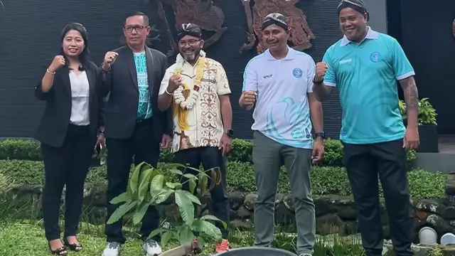 PSBS Biak resmi memilih Sleman sebagai homebase. Wakil Bupati Biak Jimmy CR Kapisa pada area sebuah hotel di kawasan Kaliurang, Selasa (8/7/2025). (Bola.com/Gatot Sumitro)
