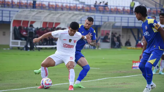 Pemain depan Liga Indonesia All Star, Eksel Timothy Joseph Runtukahu (kiri) berebut bola dengan pemain Arema FC pada lanjutan pertandingan Grup A Piala Persiden 2025 di Stadion Si Jalak Harupat, Bandung, Jawa Barat, Selasa (8/7/2025) sore WIB. (Foto: Tim Media Piala Presiden)