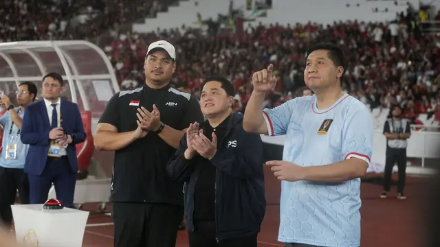 Erick Thohir (tengah) bersama Menpora Dito Ariotedjo (kiri) dan Ketua Steering Committee Piala Presiden 2025, Maruarar Sirait (kanan) dalam opening ceremony Piala Presiden 2025 di Stadion Utama Gelora Bung Karno, Jakarta (06/07/2025). (Bola.com/M. Iqbal Ichsan)