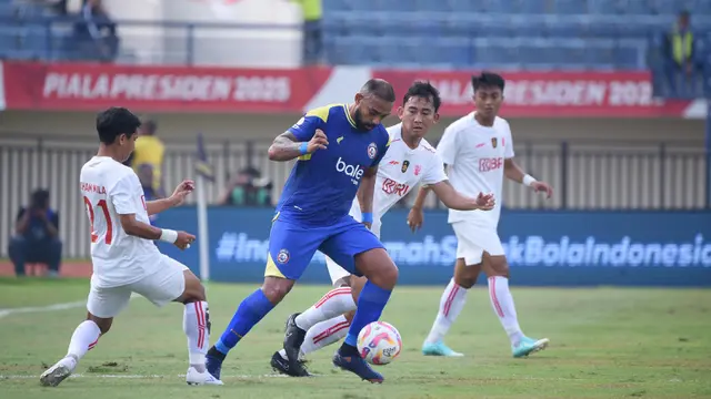 Arema FC tampil percaya diri sejak menit awal pertandingan. Arema FC memimpin 1-0 di menit ke-18 lewat aksi Salim Tuhaera. (Foto: Tim Media Piala Presiden)