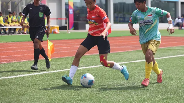 Tim All Stars Surabaya (jersey hijau) berhasil membekuk All Stars Bali-Nusra dengan skor 1-0 di Grup A Hydroplus Piala Pertiwi U-14 dan U-16 2025 All Stars, Selasa (8/7/2025). (Bola.com/Bakti Olahraga Djarum Foundation)