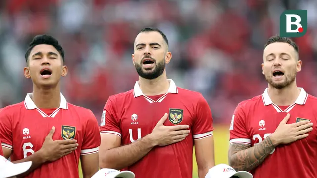 Pemain Timnas Indonesia, Jordi Amat (tengah) menyanyikan lagu Indonesia Raya sebelum pertandingan melawan Timnas Kamboja dalam laga grup A Piala AFF 2022 yang berlangsung di Grup A Piala AFF 2022 di Stadion Utama Gelora Bung Karno, (SUGBK), Jumat (23/12/2022). (Bola.com/Bagaskara Lazuardi)