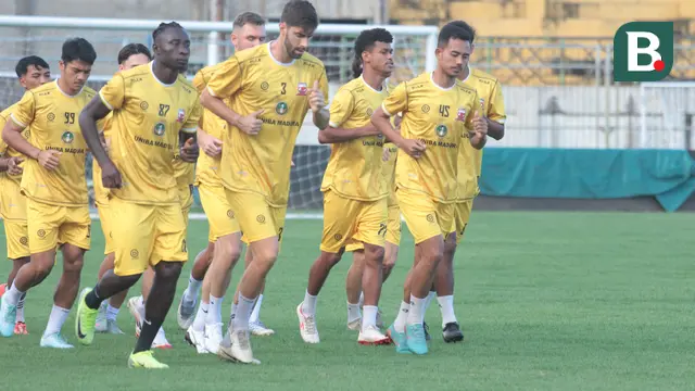 Skuad Madura United sedang menjalani sesi latihan jelang musim baru Liga 1 2025/2026 yang berubah nama menjadi Super League pada Senin 7 Juli 2025. (Wahyu Pratama/Bola.com)