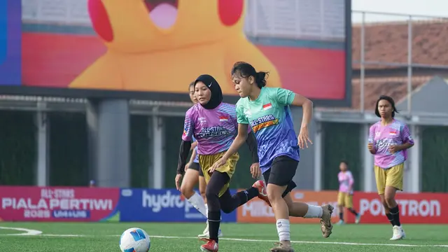 Pertandingan babak penyisihan Grup C Hydroplus Piala Pertiwi U-14 dan U-16 2025 All Stars antara tim All Stars Semarang (jersey tosca-hitam) kontra tim All Stars Sumsel (jersey ungu-emas) berlangsung sengit di Supersoccer Arena, Rendeng, Kudus, Selasa (8/7/2025). (Bola.com/Bakti Olahraga Djarum Foundation)