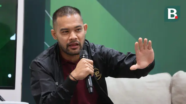 Perwakilan pemain, Andritany Ardhiyasa berbicara dalam diskusi Asosiasi Pesepakbola Profesional Indonesia (APPI) dan PSSI Pers di GBK Arena, Jakarta Pusat, Selasa (25/6/2024). (Bola.com/M Iqbal Ichsan)