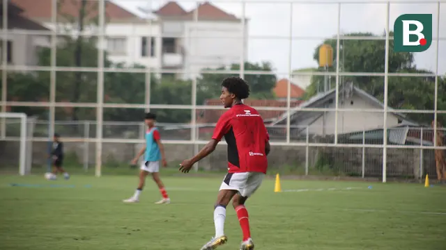 Winger Timnas Indonesia U-17 asal klub SC Telstar, Deston Hoop, saat sesi latihan di Stadion Gelora Samudera Kuta pada Selasa (8/7/2025) pagi WIB. (Bola.om/Alit Binawan)