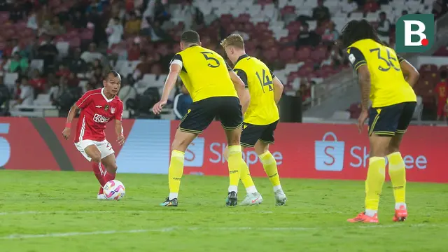 Sementara itu, Liga Indonesia All Star yang diperkuat para pemain di Liga 1 memberi perlawanan sengit dengan mencetak tiga gol, masing-masing lewat aksi Riko Simanjuntak, Rizky Dwi Febrianto, dan Eksel Runtukahu. (Bola.com/M Iqbal Ichsan)