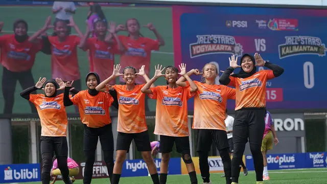 Momen selebrasi penggawa tim All Stars Yogyakarta usai menang 3-0 atas tim All Stars Kalimantan saat pertandingan fase grup D Hydroplus Piala Pertiwi U-14 dan U-16 2025 All Stars di Supersoccer Arena Kudus, Jawa Tengah, Selasa (8/7/2025). (Bola.com/Bakti Olahraga Djarum Foundation)