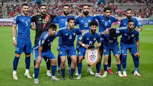 Para pemain Kuwait berpose untuk foto bersama sebelum dimulainya pertandingan kualifikasi Piala Dunia 2026 Grup B antara Korea Selatan dan Kuwait di Seoul pada 10 Juni 2025. (Jung Yeon-je/AFP)