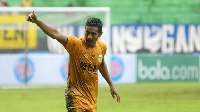 Jajang Mulyana mencetak gol bagi Bhayangkara FC pada penyisihan Grup E Piala Presiden 2018 (20/1/2018). (Bola.com/Iwan Setiawan)
