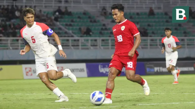 Pemain Timnas Indonesia U-19, Toni Firmansyah (kanan) menguasai bola dibayangi pemain Filipina U-19, Martin Merino pada laga Grup A Piala AFF U-19 2024 di Stadion Gelora Bung Tomo, Surabaya, Rabu (17/7/2024). (Bola.com/Aditya Wany)