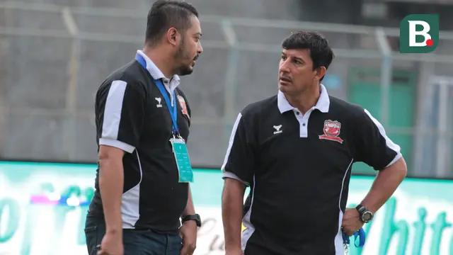 Pelatih Madura United, Angel Alfredo Vera (kanan), dan manajer Madura United, Umar Wachdin. (Bola.com/Wahyu Pratama)