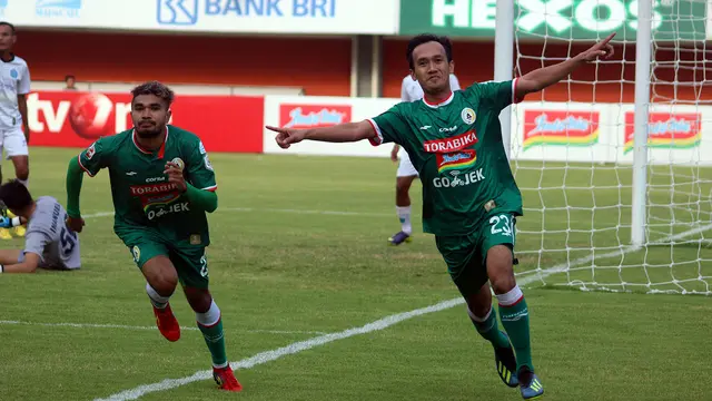 Gelandang PSS, Ichsan Pratama (kanan). (Bola.com/Ronald Seger Prabowo)