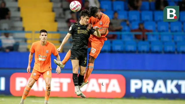 Pemain Madura United, Francisco Rivera (kiri) berduel udara dengan pemain Borneo FC, Rivaldo Eneiro Pakpahan pada laga leg kedua semifinal Championship Series BRI Liga 1 2023/2024 di Stadion Batakan, Balikpapan, Kalimantan Timur, Minggu (19/5/2024). (Bola.com/Bagaskara Lazuardi)