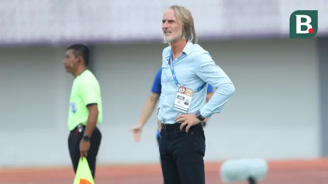 Pelatih Dewa United, Jan Olde Riekerink saat melawan PSIS Semarang pada laga pekan ke-8 BRI Liga 1 2023/2024 di Stadion Indomilk Arena, Tangerang, Senin (14/8/2023). Dewa United kalah telak 1-4 dari PSIS Semarang. (Bola.com/M Iqbal Ichsan)