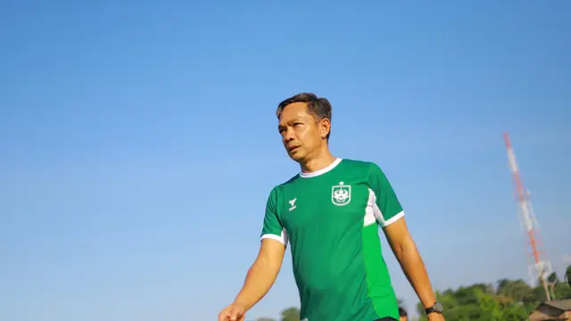 Pelatih PSIS Semarang, Kahudi Wahyu Widodo. (Bola.com/Radifa Arsa)