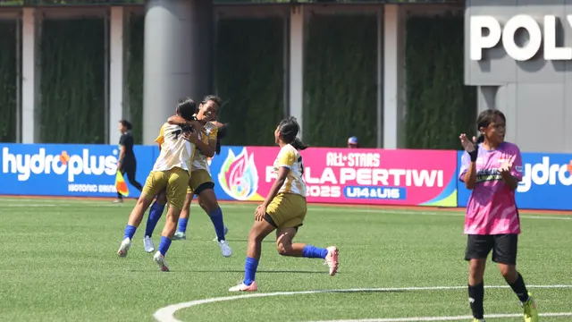 Pertandingan babak penyisihan Grup D Hydroplus Piala Pertiwi U-14 dan U-16 2025 All Stars pada Rabu (9/7/2025), All Stars Bandung (jersey emas-emas) memetik kemenangan 1-0 atas All Stars Kalimantan (jersey ungu-hitam) lewat pertarungan strategi yang kental dengan serangan-serangan intens. (Bola.com/Bakti Olahraga Djarum Foundation)