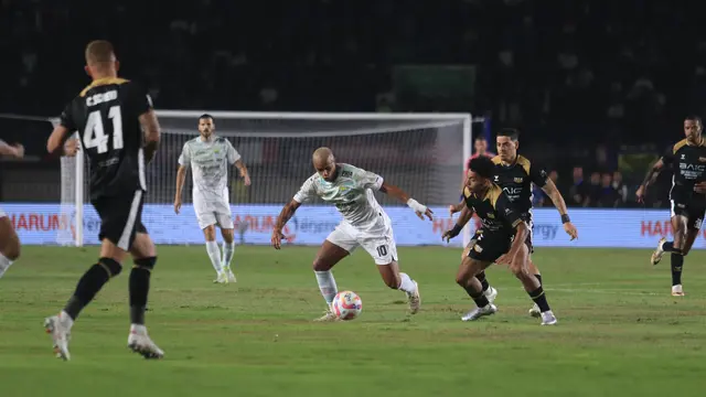 Persib saat lawan Dewa United diajang Piala Presiden 2025 di Stadion Si Jalak Harupat, Kabupaten Bandung, Selasa (08/07/2025) malam. (Erwin Snaz/Bola.com)