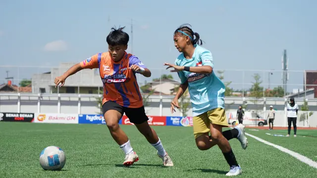Pertandingan babak penyisihan Grup D Hydroplus Piala Pertiwi U-14 dan U-16 2025 All Stars yang mempertemukan tim All Stars Yogyakarta (jersey biru muda - kuning) kontra tim All Stars Solo (jersey orange-hitam) di Supersoccer Arena, Kudus, Jawa Tengah, Rabu (9/7/2025). (Bola.com/Bakti Olahraga Djarum Foundation)