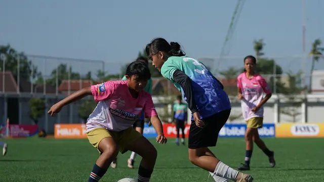 Laga All Stars Semarang (jersey tosca-hitam) kontra All Stars Malang (jersey pink-gold) di babak penyisihan grup C Hydroplus Piala Pertiwi U-14 dan U16 2025 All Stars berlangsung sengit sejak kick-off babak pertama di Supersoccer Arena, Kudus, Jawa Tengah, Rabu (9/7/2025). (Bola.com/Bakti Olahraga Djarum Foundation)