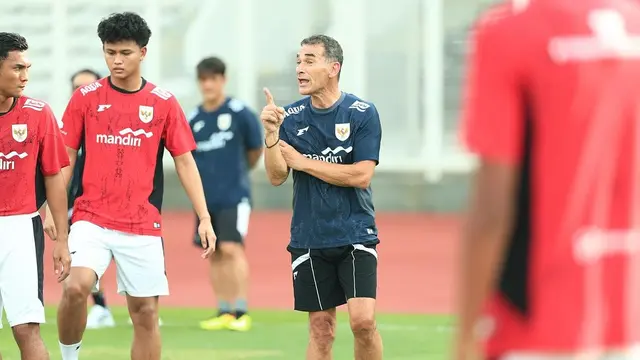 Hokky Caraka dan Gerald Vanenburg dari Timnas Indonesia U-23 (Instagram/geraldvanenburgofficial)