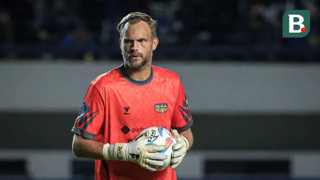 Kiper Dewa United, Sonny Stevens pada laga pekan ketiga BRI Liga 1 2023/2024 antara Persib Bandung melawan Dewa United di Stadion GBLA, Bandung, Jumat (14/07/2023). (Bola.com/Bagaskara Lazuardi)