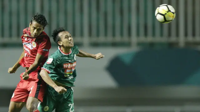 Striker PSS Sleman, Ichsan Pratama, menyundul bola saat melawan Semen Padang pada laga Liga 2 di Stadion Pakansari, Jawa Barat, Selasa (4/12). PSS menang 2-0 atas Semen Padang. (Bola.com/M. Iqbal Ichsan)