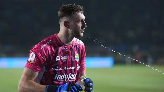 Penjaga gawang asal Wales, Adam Przybek menjalani debutnya bersama PERSIB pada pertandingan kedua Grup B Piala Presiden 2025 melawan Dewa United di Stadion Si Jalak Harupat, Kabupaten Bandung, Selasa 8 Juli 2025. (PERSIB.co.id/Sutanto Nurhadi Permana)