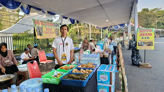 Para pelaku UMKM di Stadion Si Jalak Harupat, Kabupaten Bandung turut mendapatkan manfaat dari digelarnya Piala Presiden 2025. (Bola.com/Muhammad Faqih)