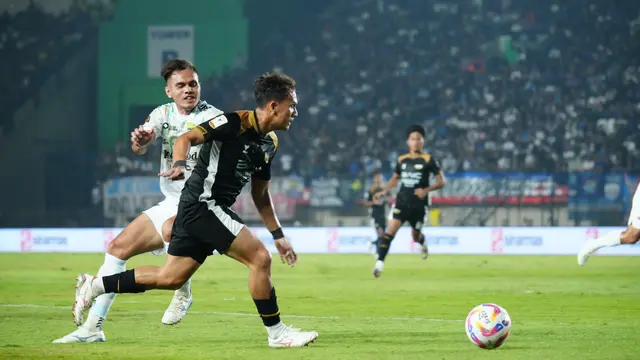 Pemain Dewa United, Egy Maulana Vikri, melewati adangan bek sayap Persib Bandung, Rezaldi Hehanussa, dalam laga Grup B Piala Presiden 2025 di Stadion Si Jalak Harupat, Bandung, Selasa (8/7/2025). (Dok. Piala Presiden)