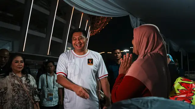 Ketua SC Piala Presiden 2025 Maruarar Sirait meninjau lapak UMKM di sekitar Stadion Gelora Bung Karno. (Dok. Media Piala Presiden 2025).