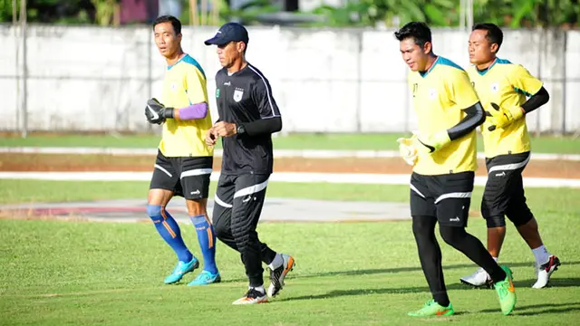 Setelah 10 tahun menanti, cita-cita pelatih kiper Erick Ibrahim (bertopi) gabung Persipura akhirnya terwujud tahun ini. (Bola.com/Robby Firly)