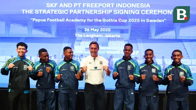 Technical Director Papua Football Academy (PFA), Wolfgang Pikal (tengah) bersama para pemain PFA yang akan bertanding di Gothia Cup 2025. Foto bersama ini berlangsung dalam acara pendatanganan MoU antara SKF dan PT Freeport Indonesia di Hotel LangHam, Jakarta pada Senin (26/5/2025).