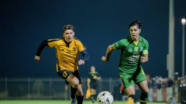 Pemain Persebaya Surabaya, Bruno Moreira (kanan), menggiring bola melewati kawalan gelandang Western Australia pada laga uji coba di Perth. (Bola.com/Dok. Persebaya Surabaya)