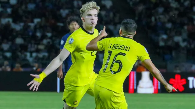 Fergus Tierney mencetak gol kedua Timnas Malaysia saat bermain imbang 2-2 melawan Kamboja di laga pertama Grup A Piala AFF 2024 di Olympic Stadium, Phnom Penh, Minggu (8/12/2024). (Bola.com/FAM)