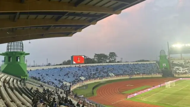 Wartawan Inggris, Liam Rice, menikmati suasana di Stadion Si Jalak Harupat saat menyaksikan Piala Presiden 2025. (Dok. Oxford Mail/Liam Rice)